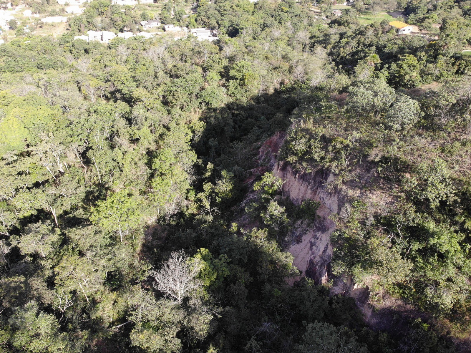 Corpo não identificado é encontrado em precipício de MT 