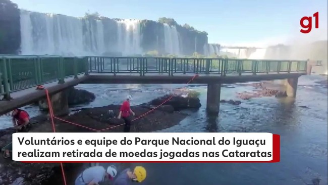 Equipe do Parque Nacional do Iguaçu realizam retirada de moedas jogadas nas Cataratas