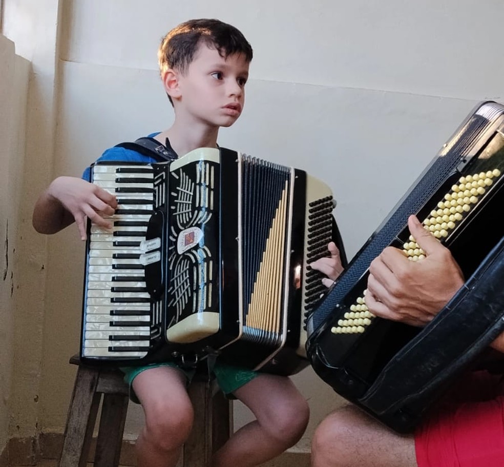 Gabriel na aula de sanfona — Foto: Arquivo Pessoal/Marília Jéssica