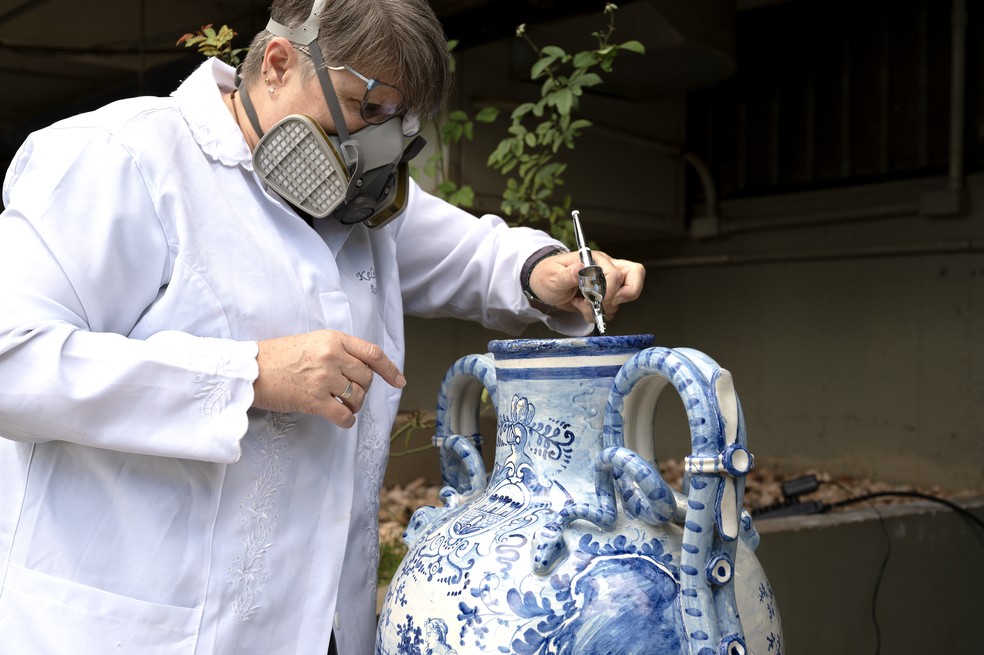 Vaso italiano de cerâmica foi rompido em 180 pedaços após os atos de vandalismo em 8/1 em Brasília e precisou ser restaurado por equipe da universidade — Foto: Nauro Jr./UFPel