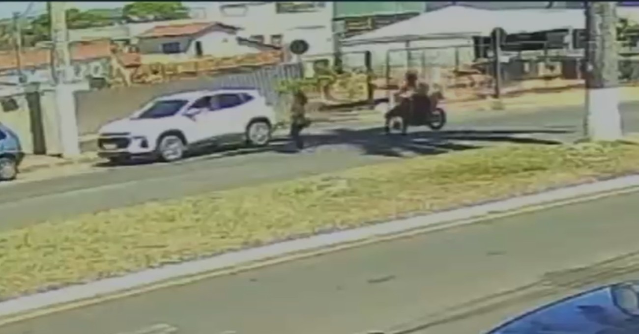 VÍDEO: Idosa é atropelada por motocicleta enquanto atravessava avenida em MG
