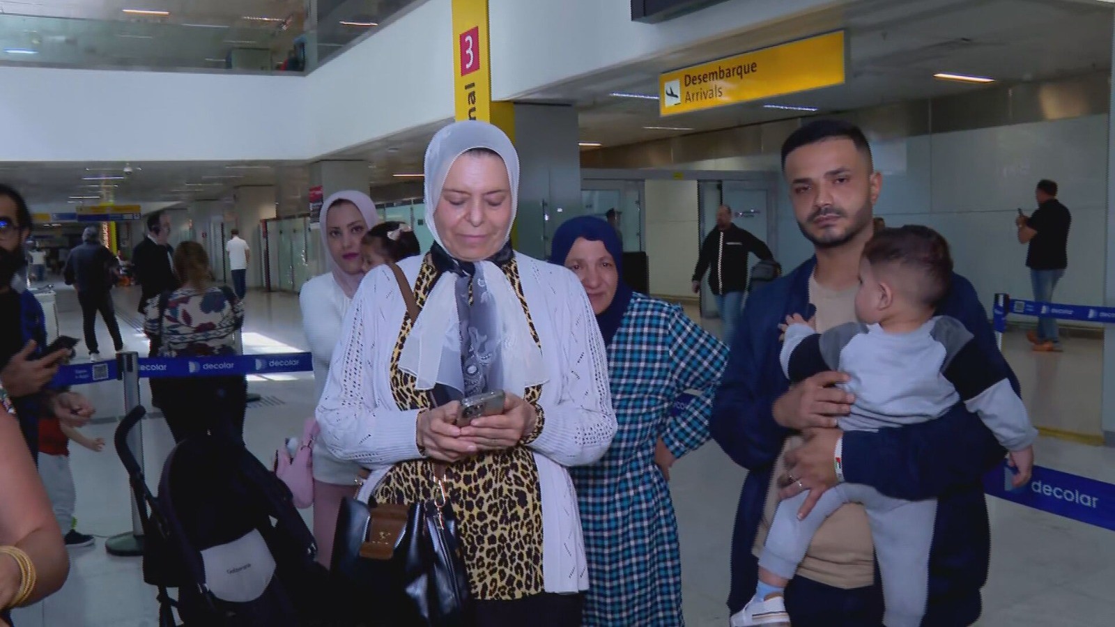 Grupo de brasileiros e palestinos resgatados da Faixa de Gaza desembarca em SP