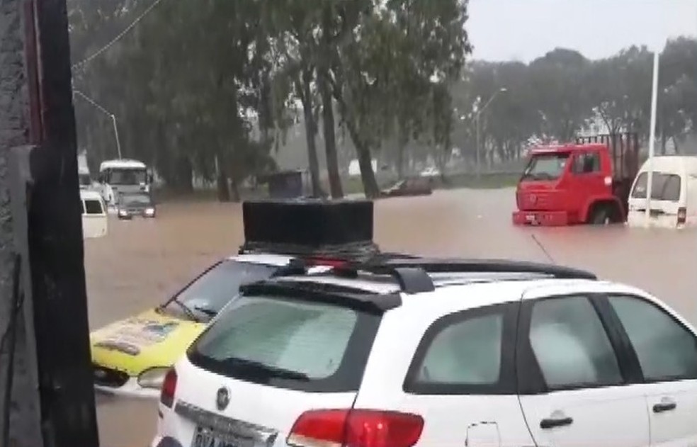 Carros foram parcialmente cobertos por chuva em Vitória da Conquista — Foto: Reprodução/TV Bahia