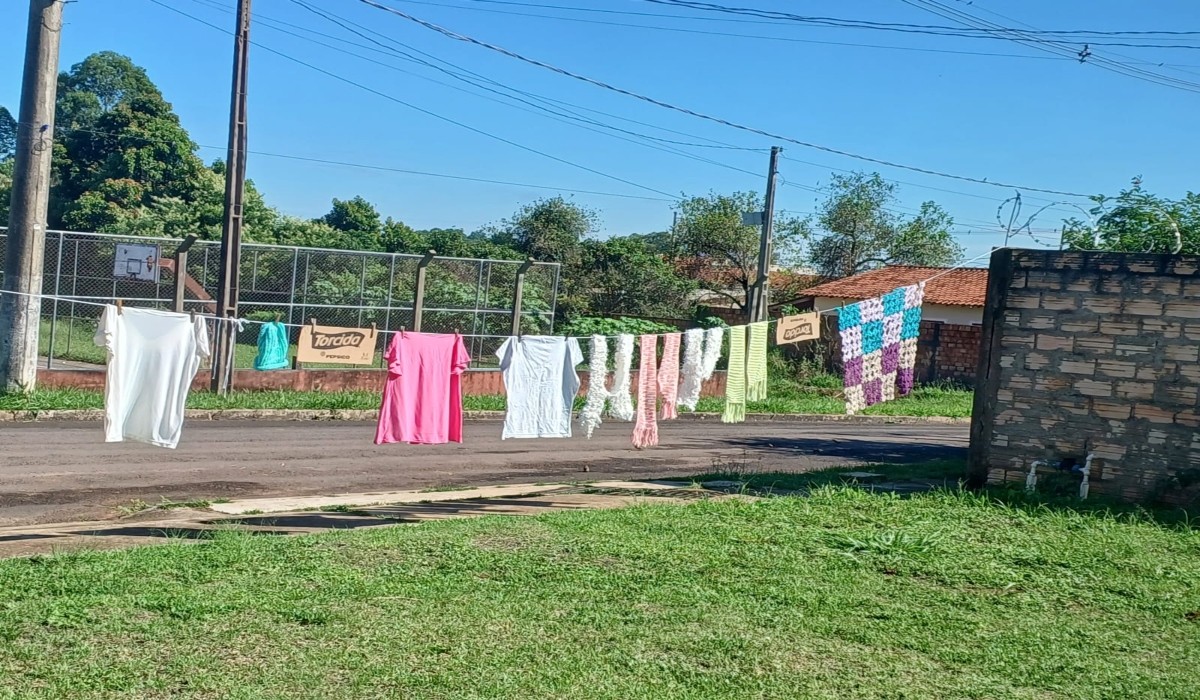 Moradora do interior de SP cria 'varal solidário' na rua de casa com roupas doadas e peças de lã: 'Juntos somos mais fortes'