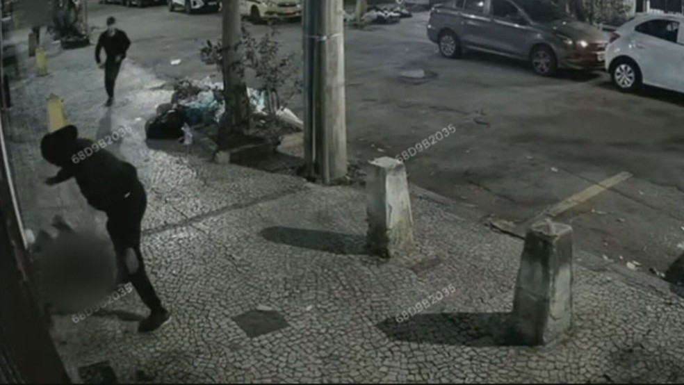 Mulher foi agredida pelos criminosos com chutes e teve os pertences levados — Foto: Reprodução/TV Globo