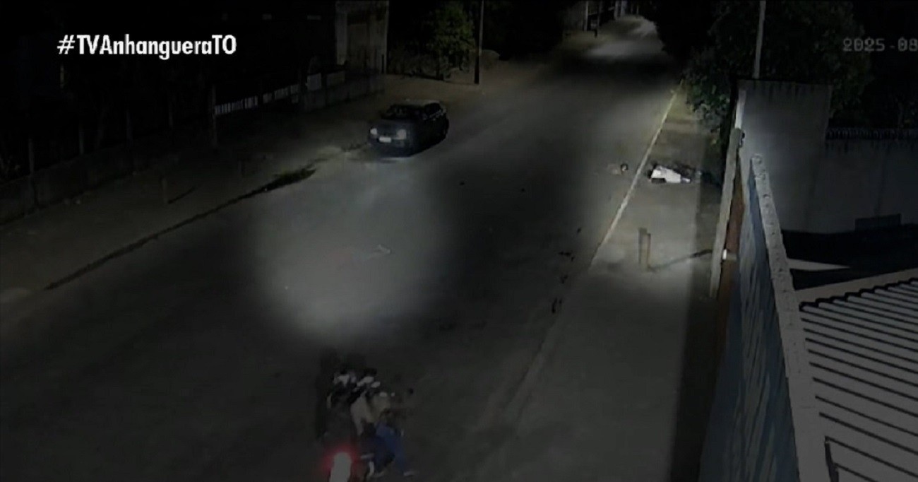 Vídeo mostra moto atropelando pedestre em rua; três ficaram feridos