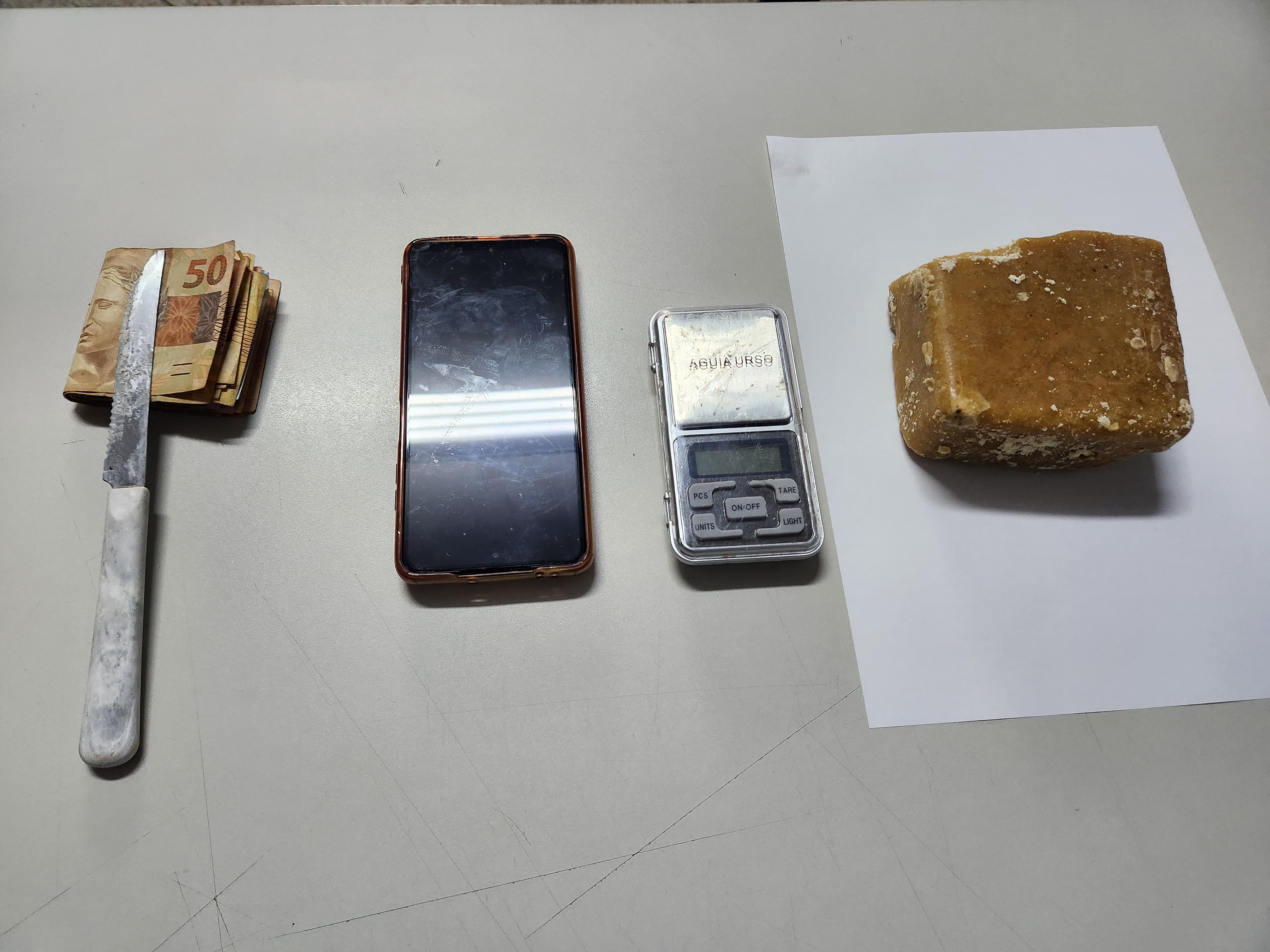 Homem é preso suspeito de comercializar crack em casa, no bairro Jardim Itatiaia, em Presidente Prudente 