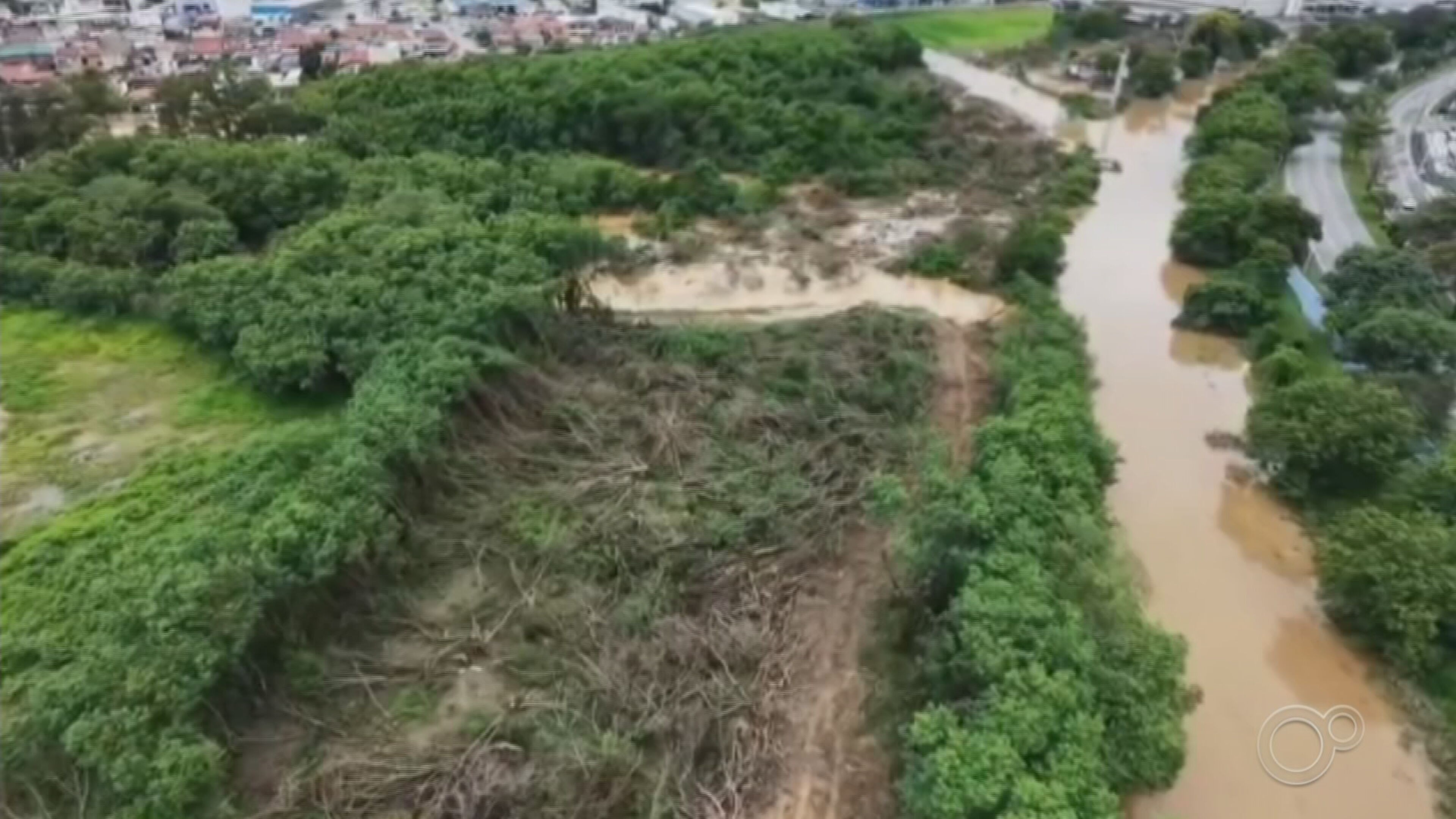 Panorama: Imagens aéreas mostram inundação do Rio Sorocaba em avenida e canteiro de obras da marginal direita