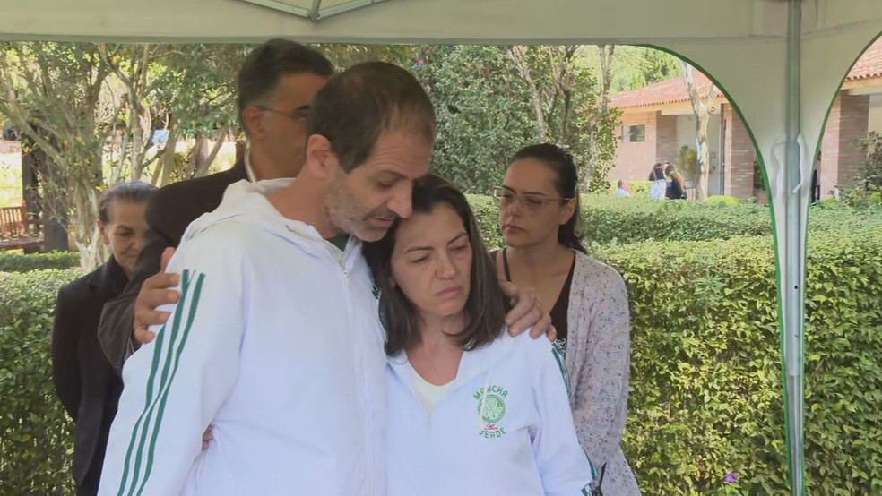 Pais de Gabriela Anelli, jovem de 23 anos que morreu durante confusão entre torcidas  — Foto: TV Globo