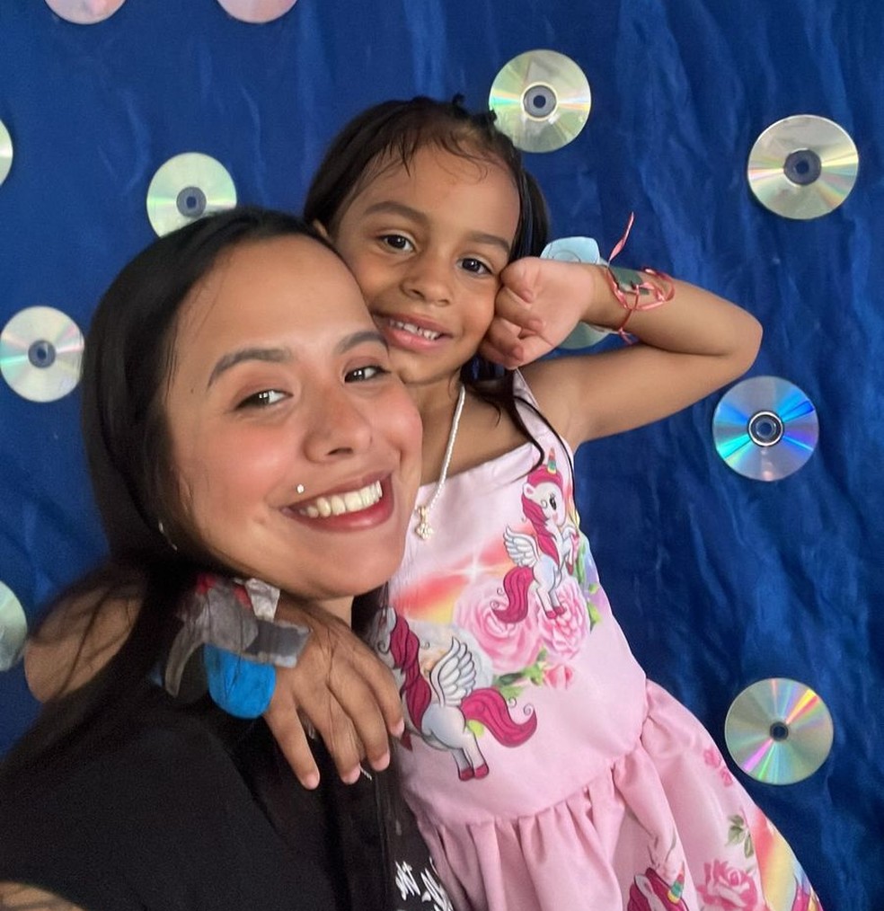 Kaline Costa e a filha, Tayná Maria Santos, de 5 anos. — Foto: Arquivo Pessoal