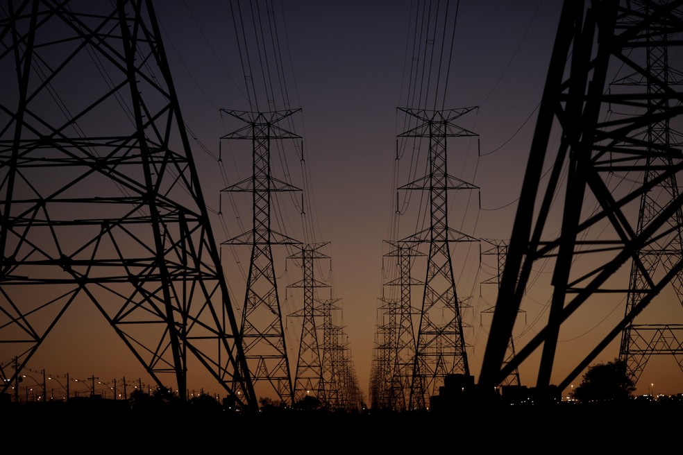 Linhas de transmissão de energia na região de Brasília. — Foto: REUTERS/Ueslei Marcelino