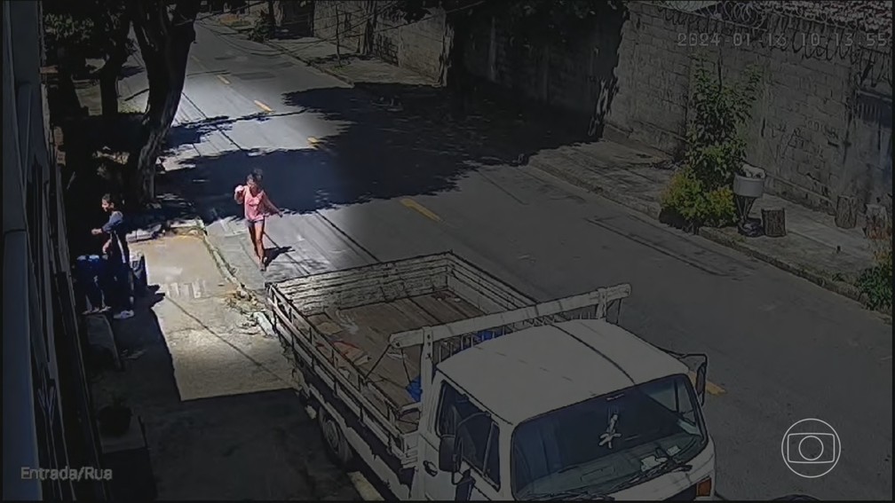 Polícia investiga morte de menina encontrada em calçada de Belo Horizonte (MG) — Foto: Jornal Nacional/ Reprodução