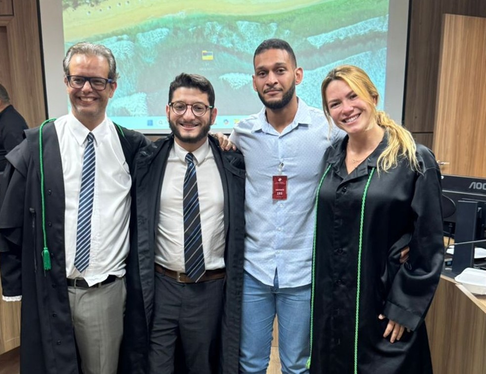 Alexsandro Nascimento da Silva ao lado de equipe de defesa que conseguiu absolvição dele — Foto: Cedida