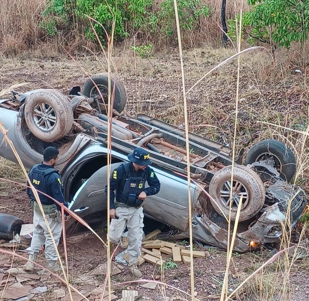 Motorista fugiu da PRF em alta velocidade, saiu da pista e capotou com quase meia tonelada de maconha na TO-374 — Foto: Divulgação/PRF