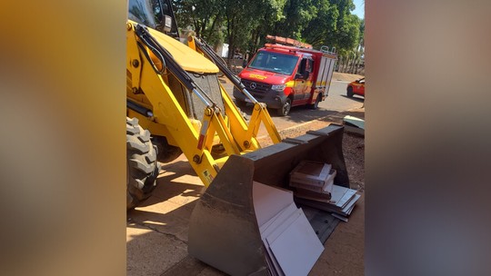 Trabalhadores têm as pernas prensadas por pá carregadeira em Uberlândia