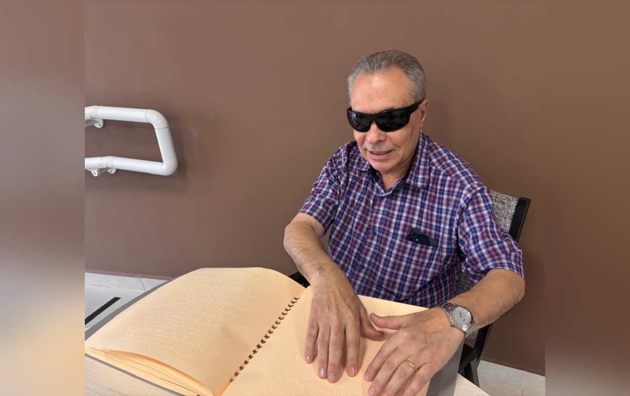 Grupo produz Bíblias em braille e traduz publicações para mais de mil idiomas: 'Fortalece minha fé', diz cego