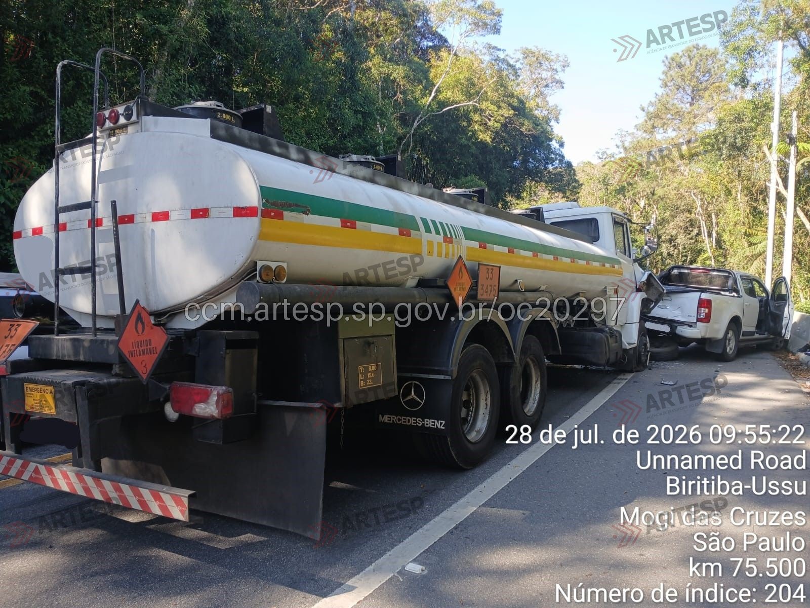 Caminhão-tanque e caminhonete batem na Mogi-Bertioga em Biritiba Mirim