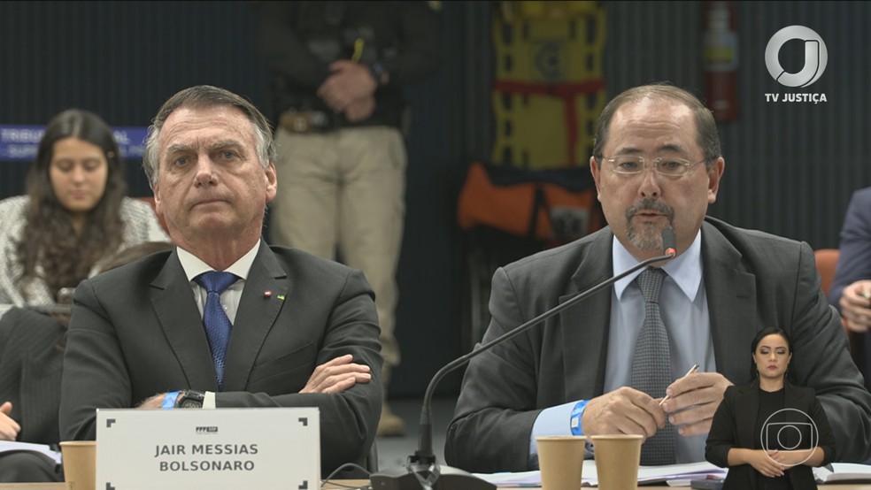 Jair Bolsonaro e o advogado Celso Vilardi, no primeiro dia de audiências — Foto: Jornal Nacional/ Reprodução