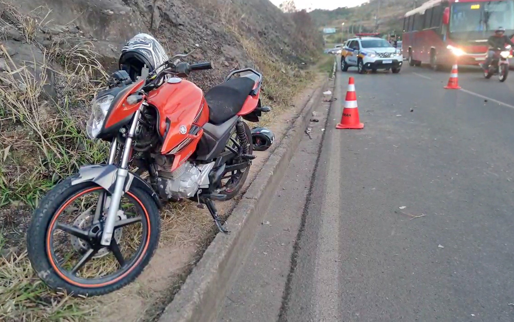 Motociclista morre após cair e bater rosto em guia de calçada em Poços de Caldas, MG