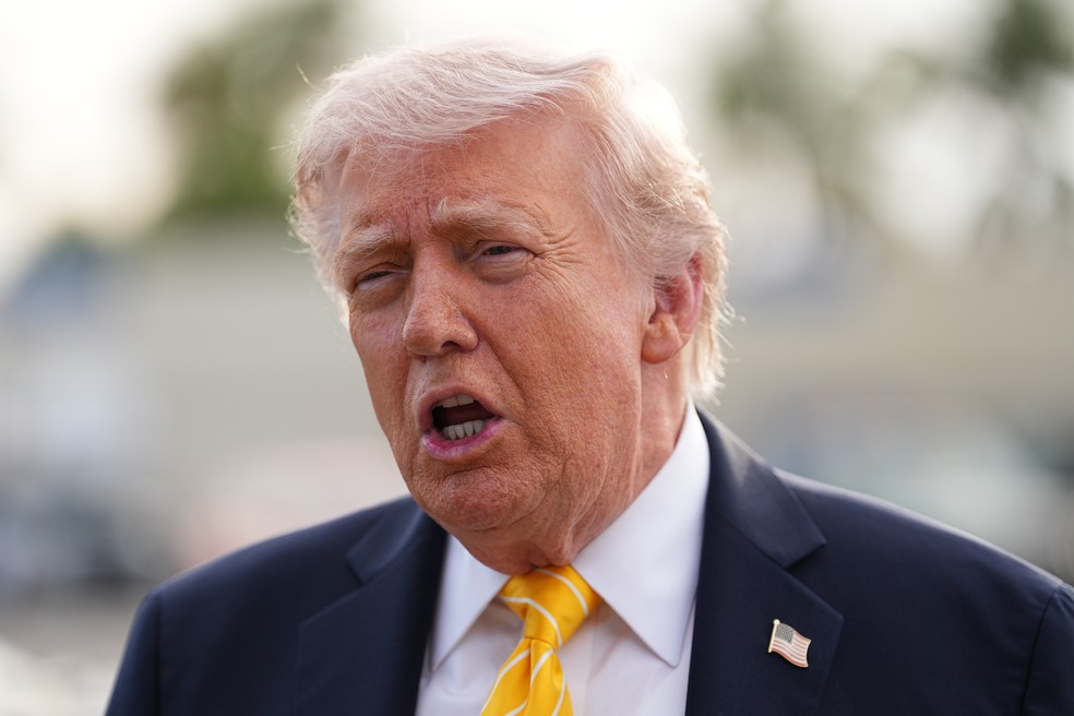 O presidente Donald Trump conversa com repórteres antes de embarcar no Air Force One no Aeroporto Internacional de Palm Beach, em West Palm Beach, Flórida, no sábado, 2 de maio de 2026, com destino a Miami — Foto: AP/Matt Rourke