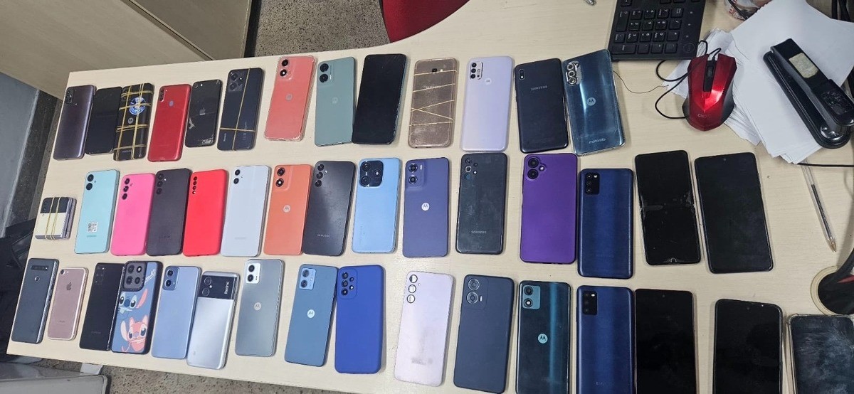 Polícia apreende 50 celulares roubados em ponto de revenda em Manaus