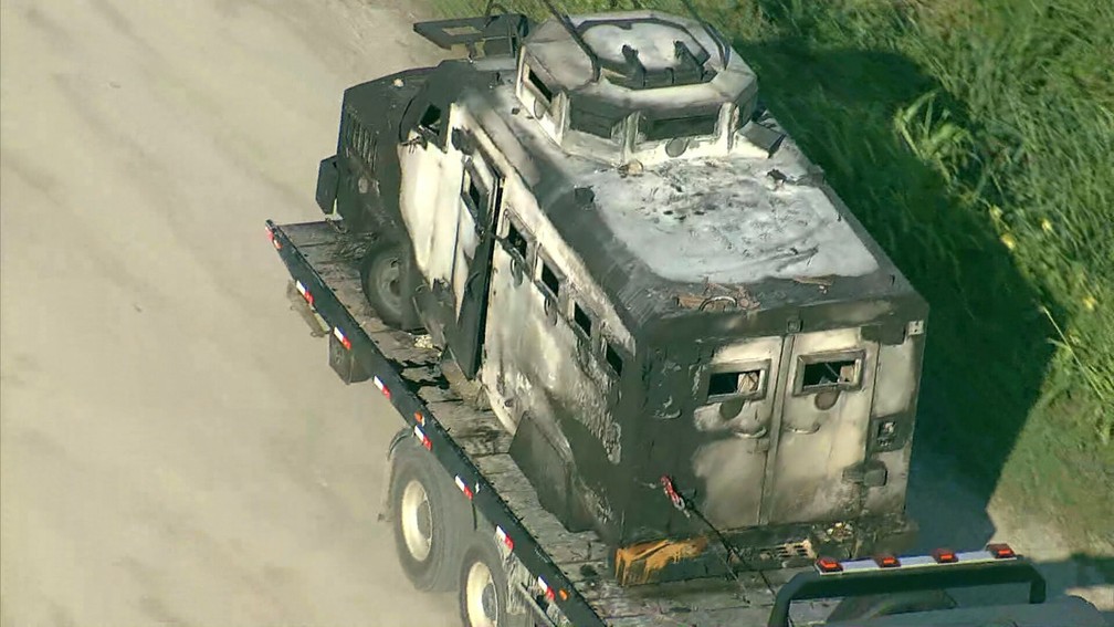 Caveirão foi rebocado após ser destruído por criminosos na Zona Oeste do Rio — Foto: Reprodução/TV Globo 