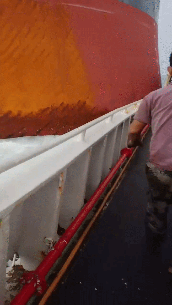 VÍDEO mostra colisão de navio de grande porte com barco de pesca chinês no Estreito de Singapura