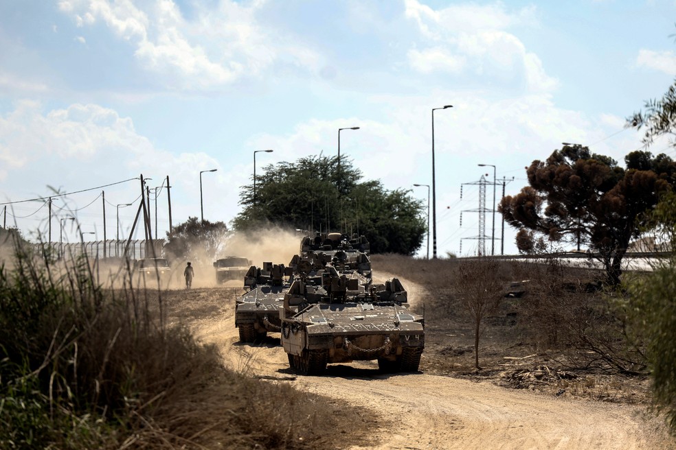 Veículos militares israelenses circulam perto da fronteira de Israel com a Faixa de Gaza, no sul de Israel, em 15 de outubro de 2023. — Foto: Ronen Zvulun/Reuters