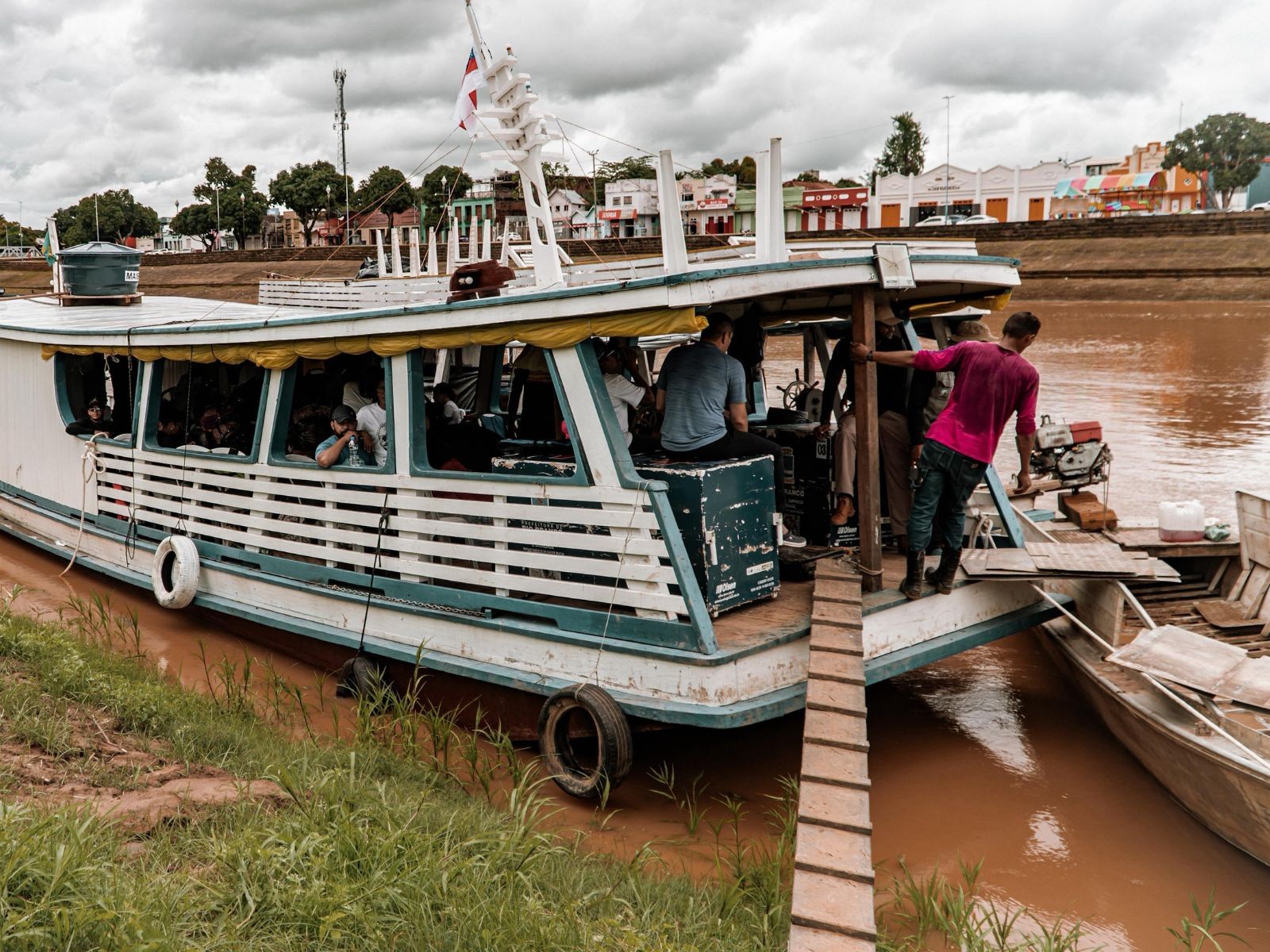 Em barco, profissionais de saúde devem atender moradores de 150 comunidades rurais de Rio Branco