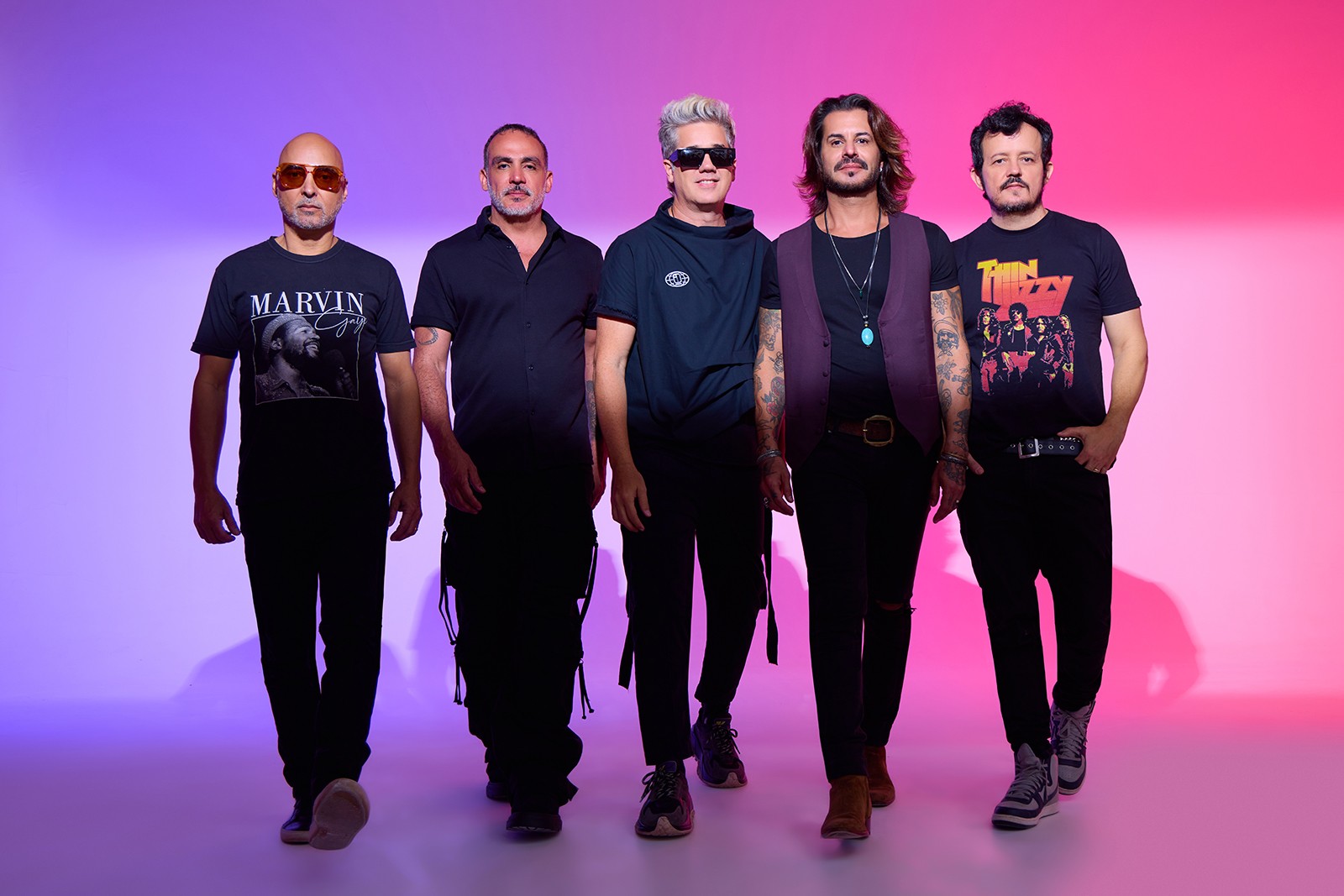 Sem inovar, Jota Quest transita entre o groove e a canção no repertório inédito que completa álbum ‘De volta ao novo’