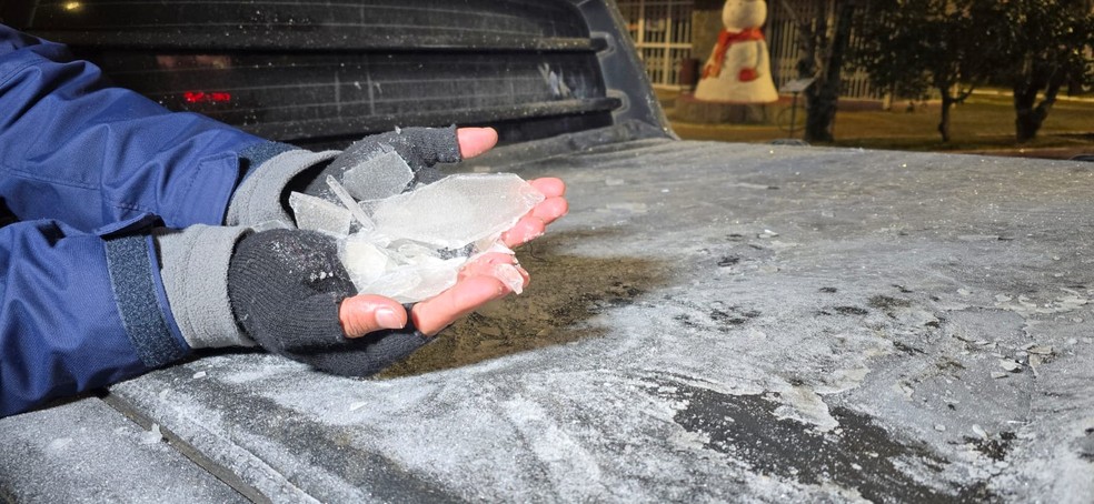 Pedras de gelo se formam em carro no centro de São Joaquim, nesta terça-feira — Foto: Rafaela Cardoso/NSC TV