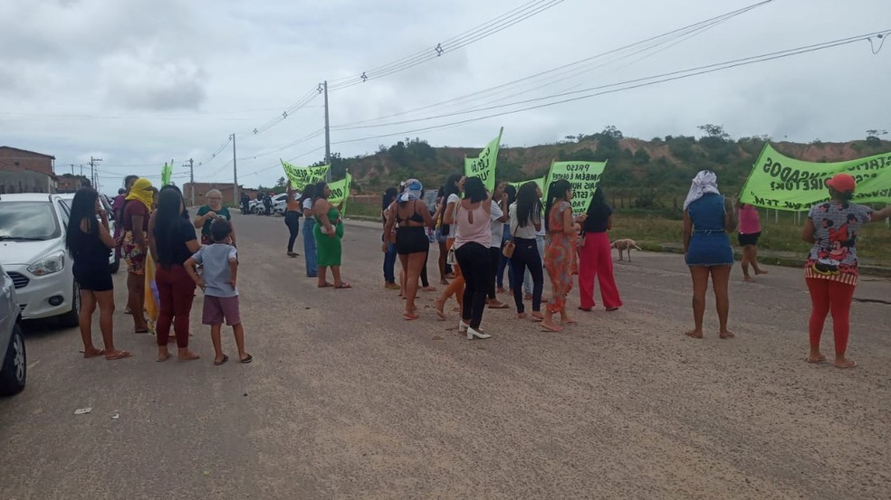Manifestantes seguram cartazes denunciando condições do presídio — Foto: Janaína Rezende/TV Sergipe
