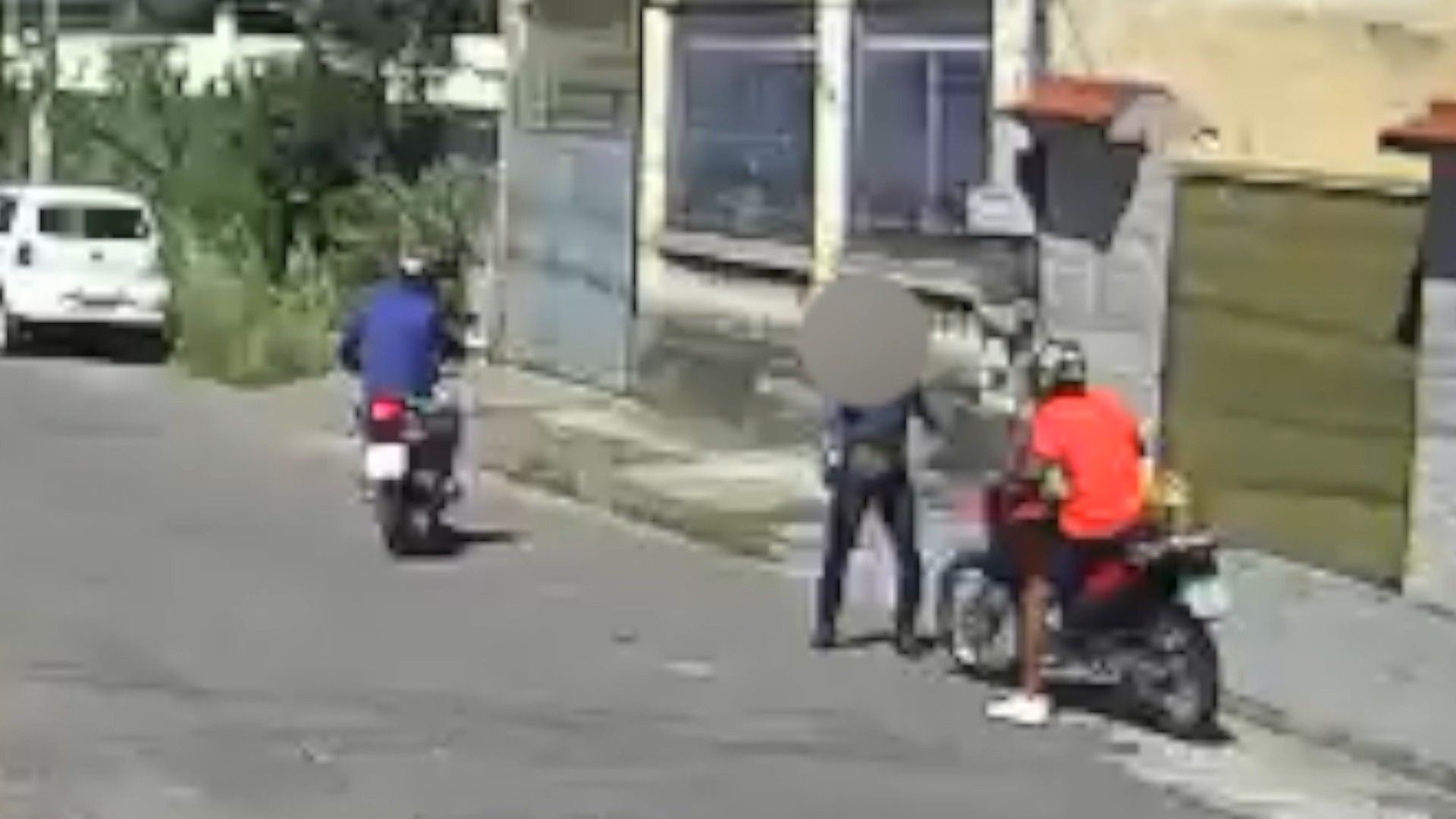 VÍDEO: irmãos tentam roubar moto, vítima reage e dupla é agredida por moradores no ES