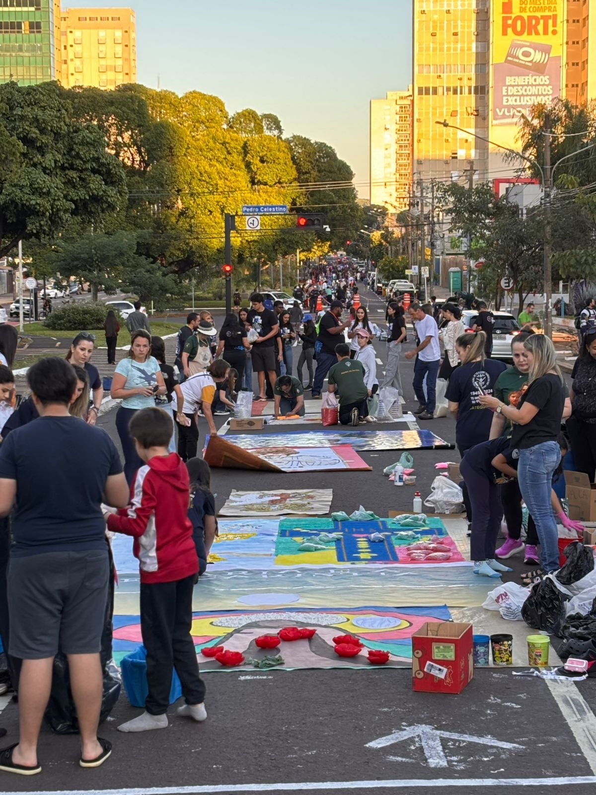 FOTOS: mais de 4 mil fiéis celebram Corpus Christi com tradicionais tapetes coloridos em Campo Grande