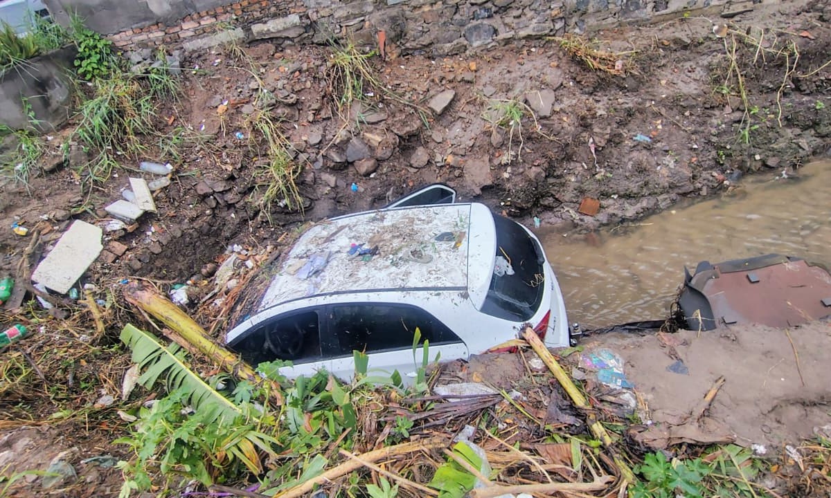 Carro é arrastado por enxurrada e cai em córrego durante forte chuva em Feira de Santana; motorista foi resgatado por moradores