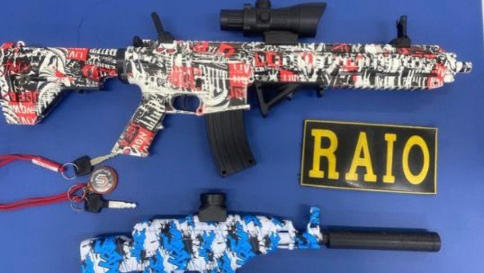 Armas de brinquedo que disparam gel viram febre nas periferias de grandes cidades brasileiras — Foto: Reprodução