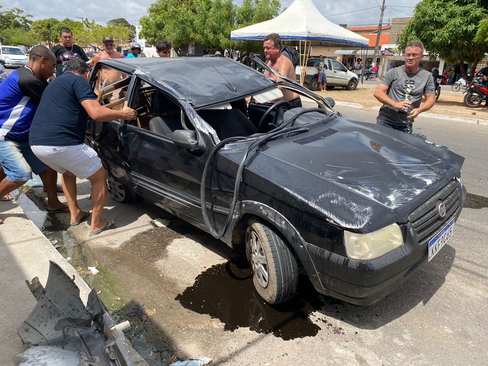 Carro capota após colisão na Zona Norte de Natal; motorista envolvido foge do local