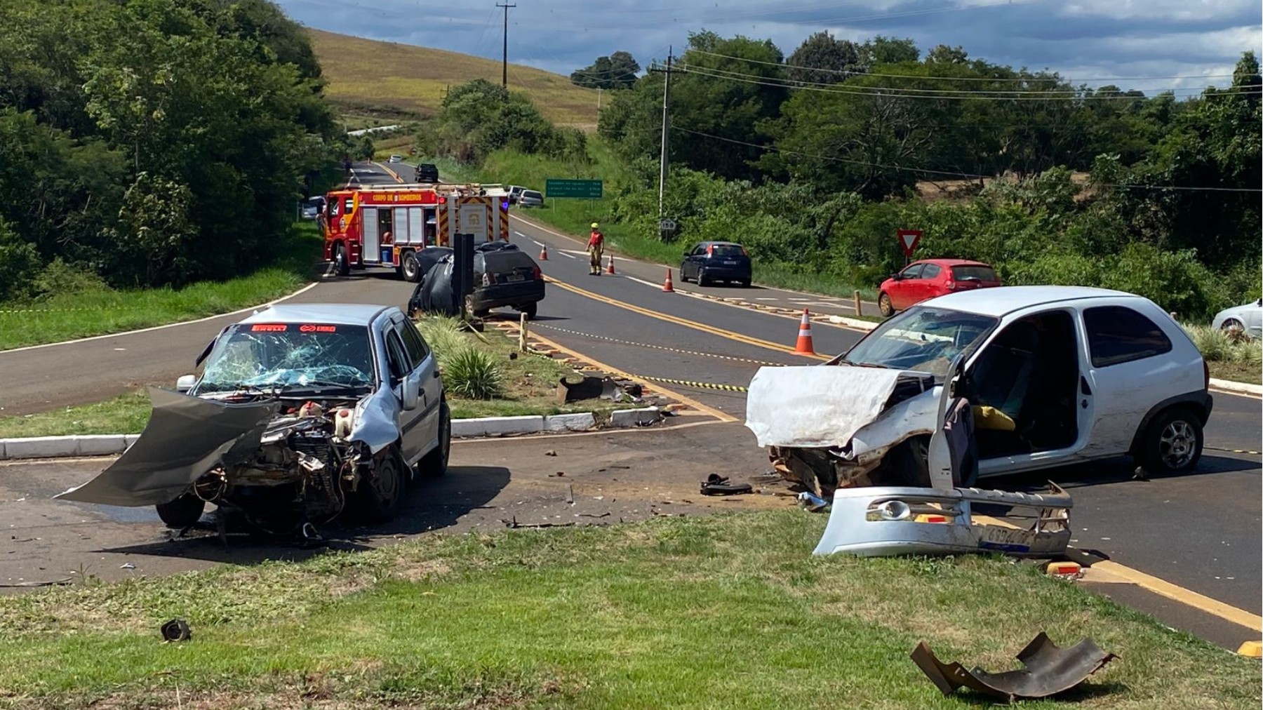 Duas pessoas morrem e três ficam feridas em acidente com três carros no Paraná