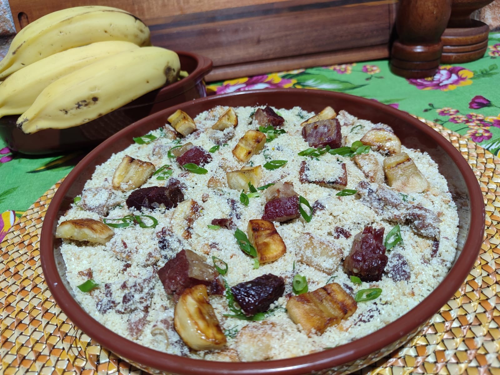 Apenda a fazer uma receita de farofa de banana com charque