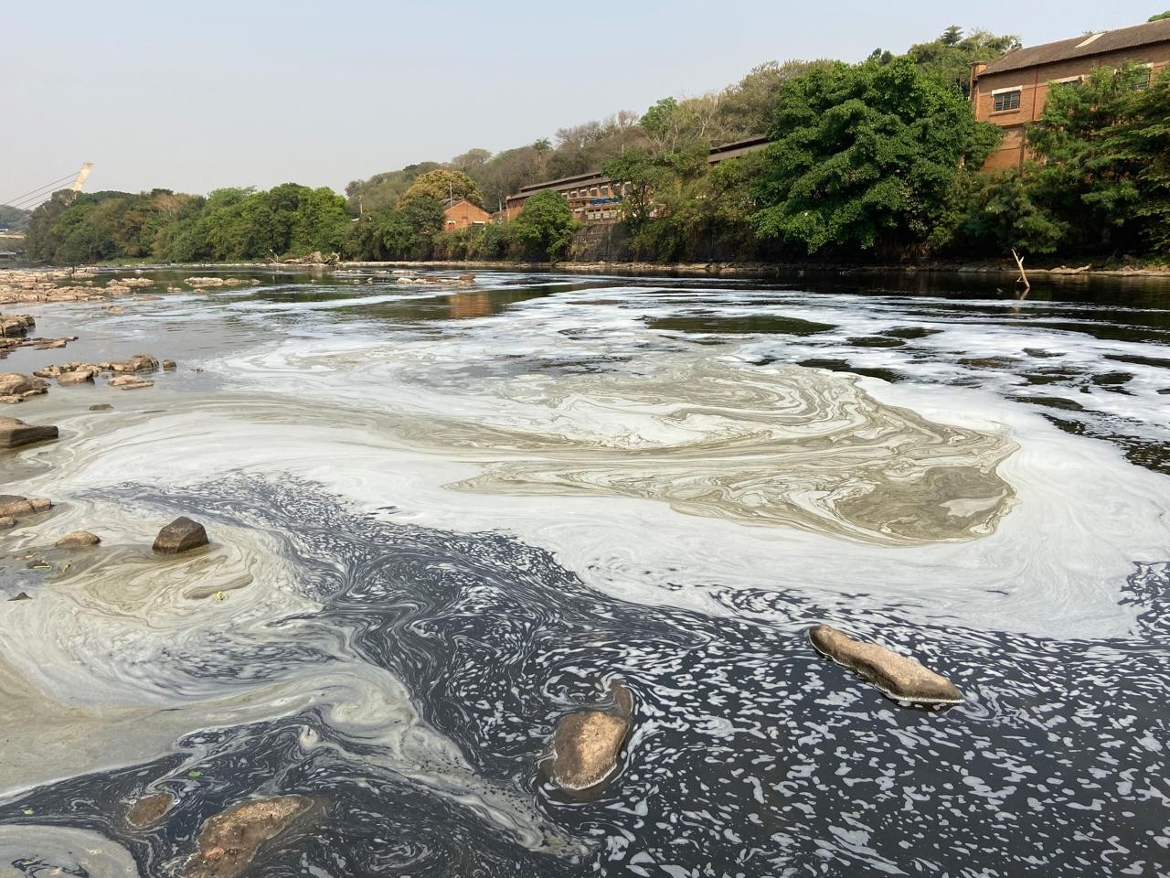 Espuma cobre leito do Rio Piracicaba em trecho perto da passarela pênsil e Cetesb analisa qualidade da água; entenda