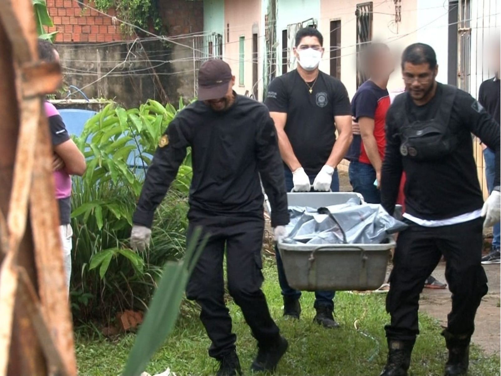 Homem é morto a facadas em apartamento e amigo é preso suspeito do crime no Acre