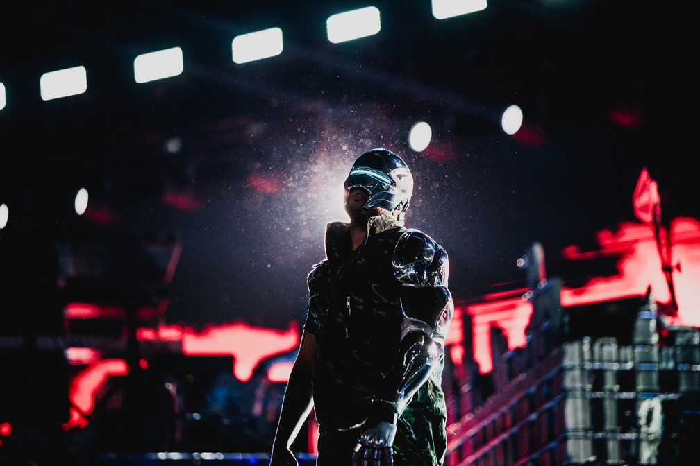 The Weeknd faz show grandioso em SP, com mais de 40 músicas, pulseiras  coloridas e lua gigante, Música