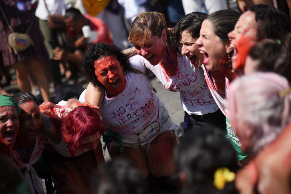 Protesto contra feminicídio reúne manifestantes em Copacabana — Foto: Tita Barros/Reuters