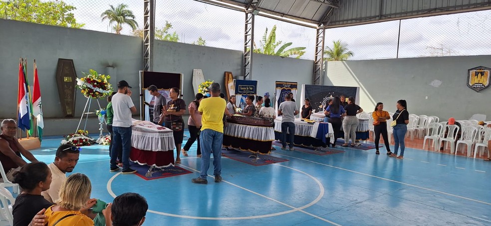 Velórios aconteceram em ginásio de escola em União dos Palmares — Foto: Rogério Costa/Gazeta News
