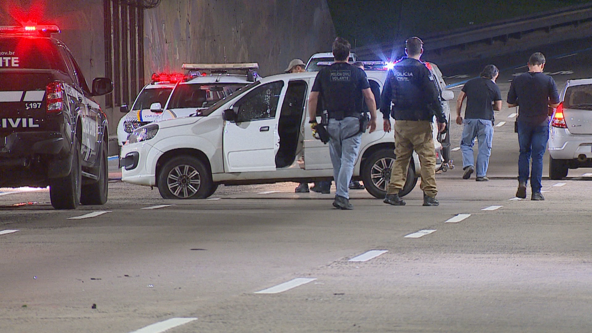 Tiroteio e carros na contramão: polícia busca suspeitos de tentativa de homicídio em túnel de Porto Alegre, diz delegado