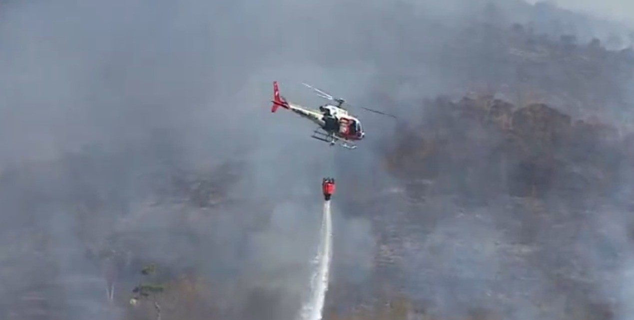 Incêndio na Serra da Bocaina já dura 5 dias; combate é feito por terra e ar