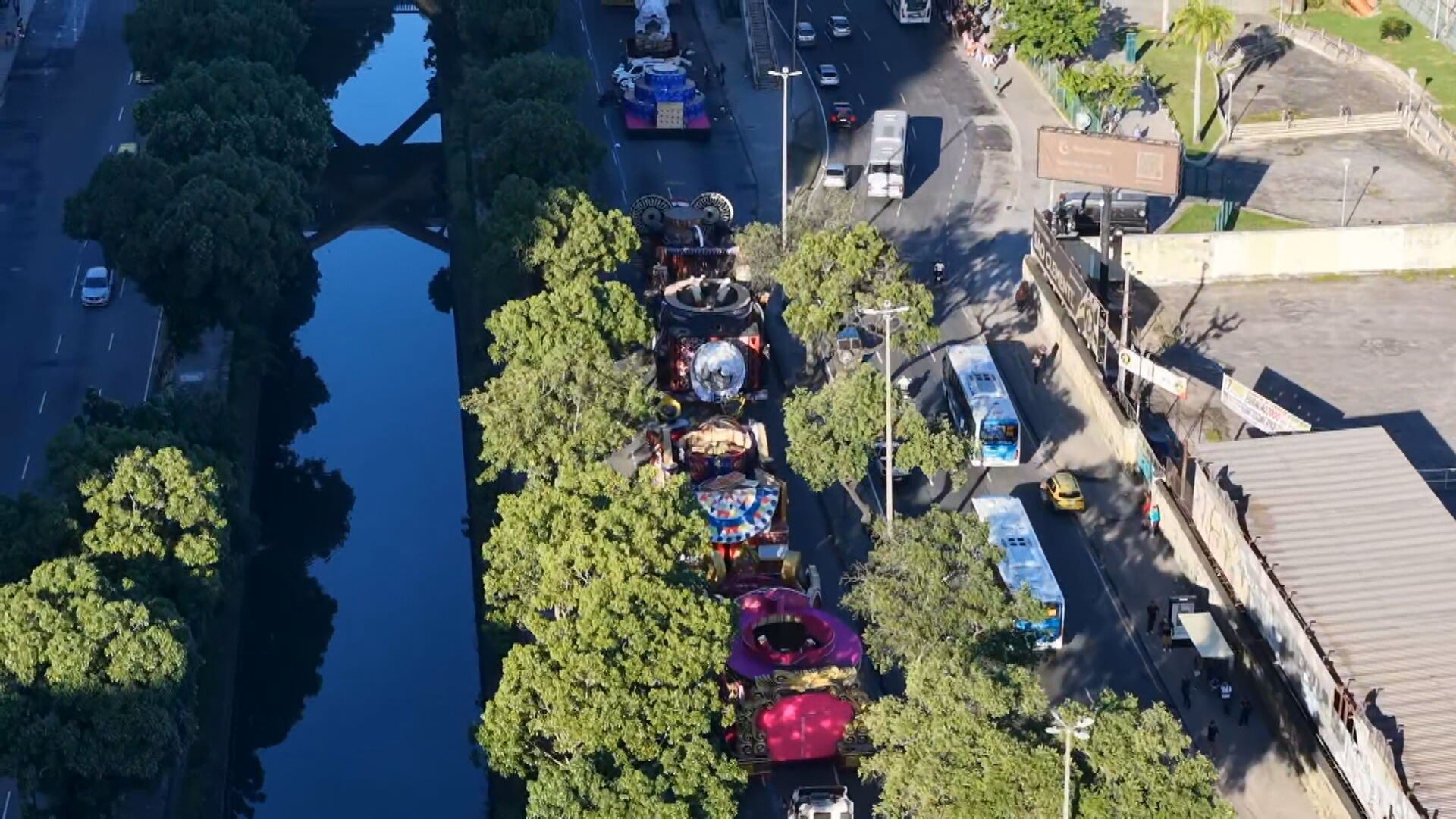 Avenida Presidente Vargas é interditada para passagem de carros alegóricos da Série Ouro; escolas desfilam nesta sexta