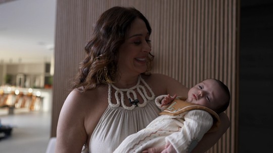 Claudia Raia recebe o Fantástico e apresenta o filho Luca: 'Ser mãe, sem dúvida nenhuma, é o melhor personagem'