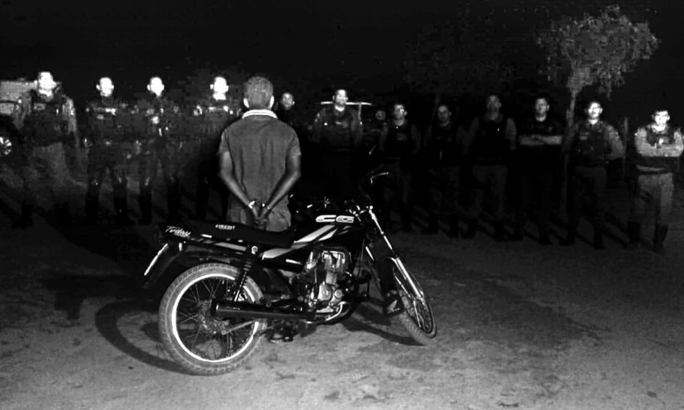 Polícia prendeu um homem e apreendeu a moto na cidade de Araripina, em Pernambuco, usada no ataque contra a família. — Foto: Reprodução