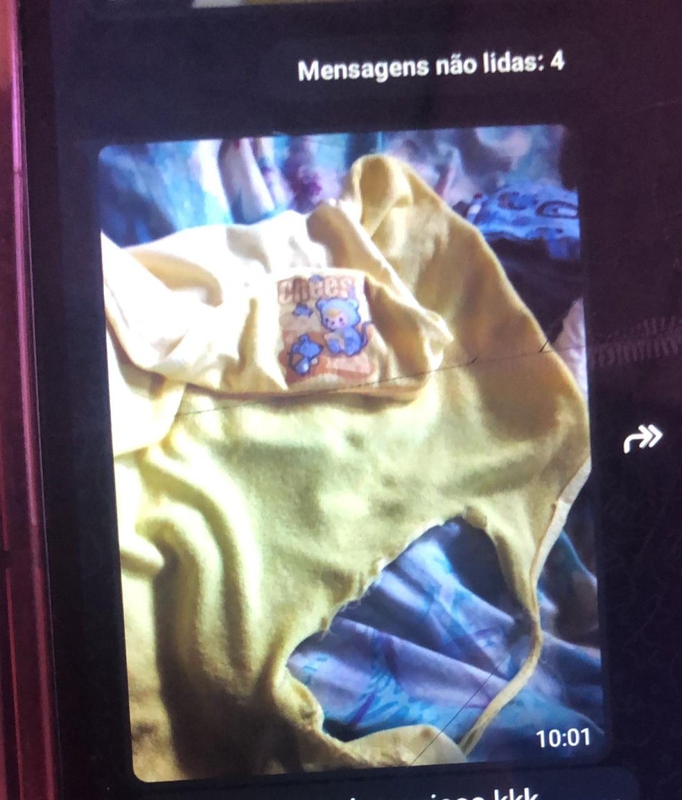 Foto que o suspeito enviou para a vítima após ter rasgado uma das roupa do bebê com uma faca — Foto: Polícia Civil